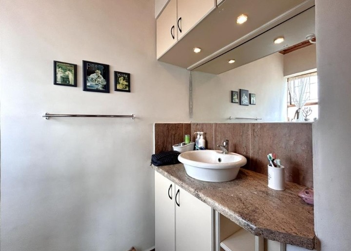 4 Bedroom Property for Sale in Wavecrest Eastern Cape
